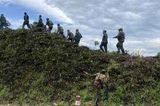 Des militaires FARDC à la file indiennesur les collines de Sake au Nord-Kivu