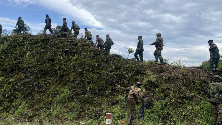 Des militaires FARDC à la file indiennesur les collines de Sake au Nord-Kivu